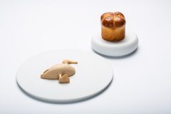 Torchon-di-foie-gras-ciliegia-e-fiori-di-sakura-con-shokupan