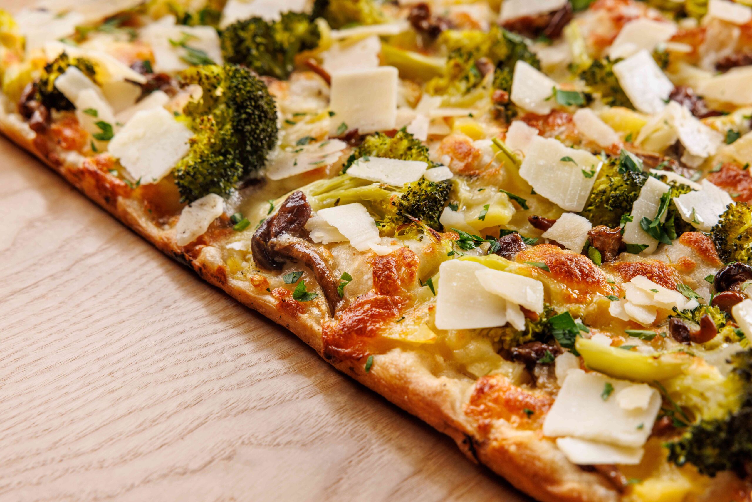 Alice Pizza presenta: pizza con broccoli, funghi, patate e scaglie di Parmigiano Reggiano
